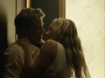 شاهد .. براد بيت يقبل هذا الممثلة الأيرلندية بشغف - بالصورة