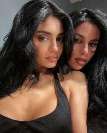 شاهد .. بفستان أسود رائع.. كايلي جينر تستعرض رشاقة جسمها بظهر مكشوف