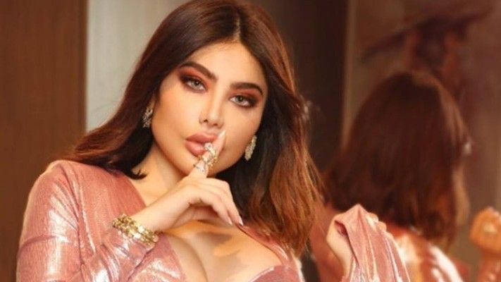 شاهد .. أنجي خوري تحصل على وشم إسم "أدهم نابلسي" على صـ ـدرها - بالصورة