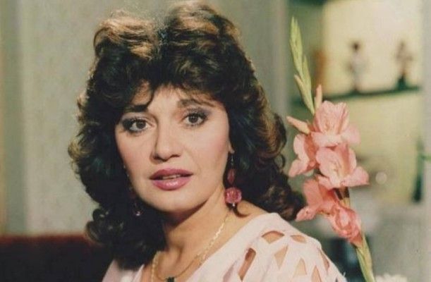 شاهد .. ما سر القلادة التي إحتفظت بها مديحة كامل ورفضت نزعها من عنقها؟