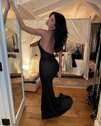 شاهد .. بفستان أسود رائع.. كايلي جينر تستعرض رشاقة جسمها بظهر مكشوف