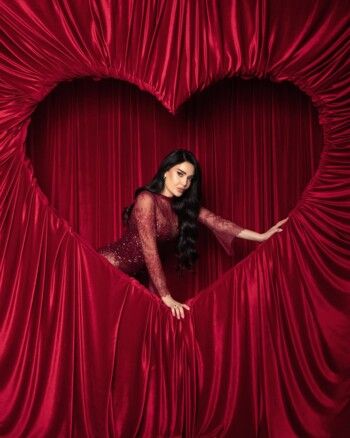 شاهد .. تشابه كبير بين جلسة تصوير سيرين عبد النور ونادين نسيب نجيم بمناسبة عيد الحب - بالصور