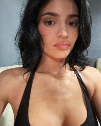 شاهد .. بفستان أسود رائع.. كايلي جينر تستعرض رشاقة جسمها بظهر مكشوف