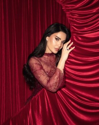 شاهد .. إبنة نادين نسيب نجيم تشاركها جلسة تصوير عيد الحب.. وصورهما حديث الجمهور