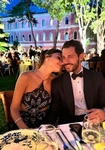 شاهد .. هاندا أرتشيل تحتفل بعيد ميلاد حبيبها هاكان سابانجي بمجموعة صور ورمانسية