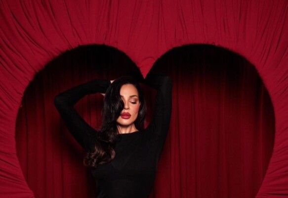 شاهد .. إبنة نادين نسيب نجيم تشاركها جلسة تصوير عيد الحب.. وصورهما حديث الجمهور