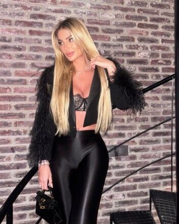 شاهد .. بالأسود الأنيق..ساندرا رزق تتالق بإطلالة ضيق