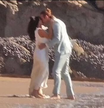 شاهد .. كيم كارداشيان بفستان الزفاف وقبلة رومانسية مع هـ ـذا الممثل.. فما القصة؟