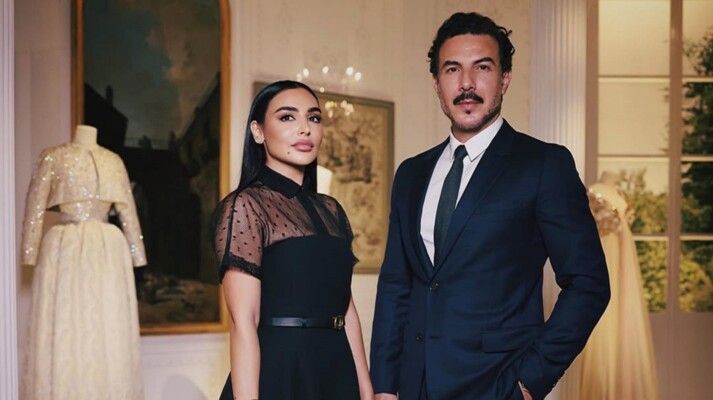 شاهد .. بالصور- بباقة من الورد الأحمر.. باسل خياط يوجه رسالة حب إلى زوجته ناهد زيدان