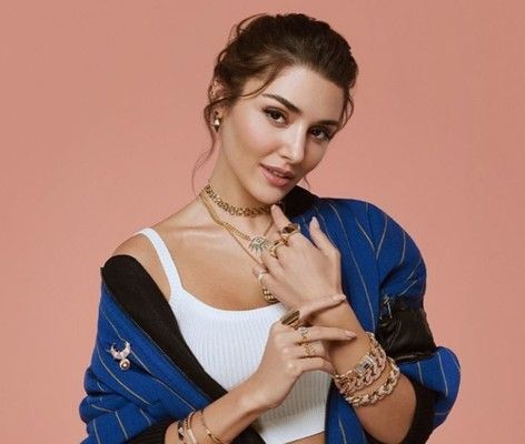 شاهد .. هاندا أرتشيل تحتفل بعيد ميلاد حبيبها هاكان سابانجي بمجموعة صور ورمانسية