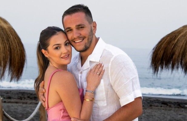 شاهد .. بأجواء رومنسية.. دانا الحلاني تستذكر اجمل اللحظات مع خطيبها آلان سعد