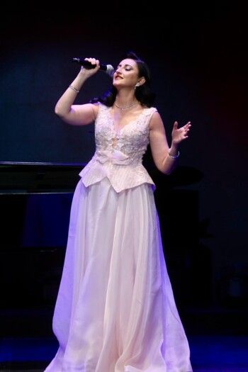 شاهد .. أميرة سليم تشعل أجواء دار الأوبرا المصرية بحفل غنائي ساحر في عيد الحب