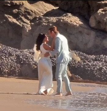 شاهد .. كيم كارداشيان بفستان الزفاف وقبلة رومانسية مع هـ ـذا الممثل.. فما القصة؟