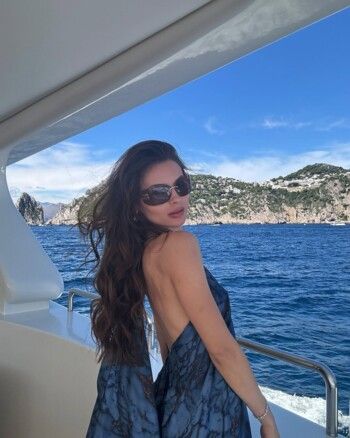 شاهد .. "يجب أن يكون عيد الحب باللون الأزرق".. مايا رعيدي تحتفل مع زوجها على طريقتهما الخاص