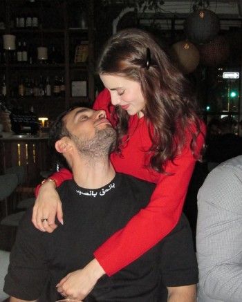 شاهد .. بمناسبة عيد الحب.. صورة رومانسية تجمع سينتيا صموئيل وزوجها