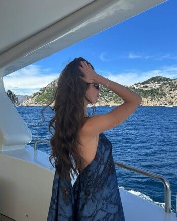 شاهد .. "يجب أن يكون عيد الحب باللون الأزرق".. مايا رعيدي تحتفل مع زوجها على طريقتهما الخاص