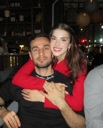 شاهد .. بمناسبة عيد الحب.. صورة رومانسية تجمع سينتيا صموئيل وزوجها