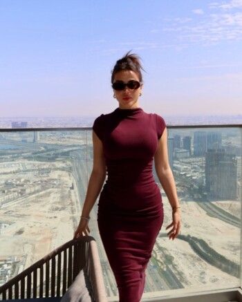 شاهد .. بالصور- يارا السكري تستعرض رشاقتها بالاحمر الضيق