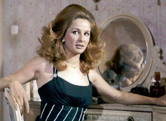 شاهد .. نجلاء فتحي خذلت عبد الحليم حافظ بعد أن شجّعها على التمثيل وعلى تبديل إسمها