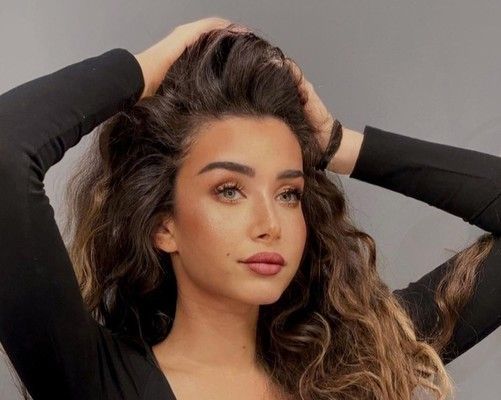 شاهد .. هنا الزاهد تطل بالحجاب والعباءة السوداء بجلسة تصوير جديدة