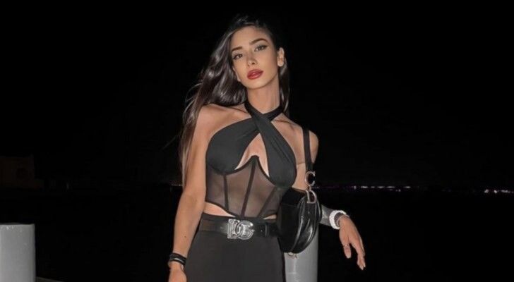 شاهد .. بالصور- تيا ديب تتألق بلوك شتوي.. إليكم سعر حقيبة يدها من Prada