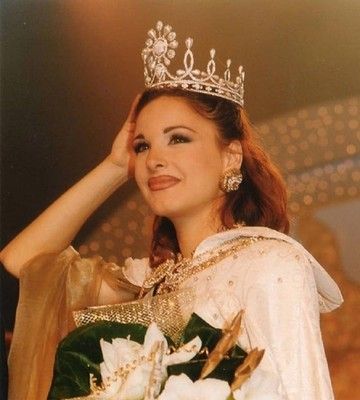 شاهد .. ملكة جمال لبنان لعام 1997 من أجمل السيدات.. وهكذا بدت بعد 28 سنة على إنتخابها