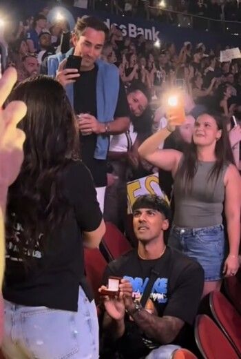 شاهد .. بعد طلب يدها للزواج خلال حفله .. دريك يفاجأ أحد الحاضرين بهذه الهدية