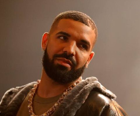 شاهد .. بعد طلب يدها للزواج خلال حفله .. دريك يفاجأ أحد الحاضرين بهذه الهدية