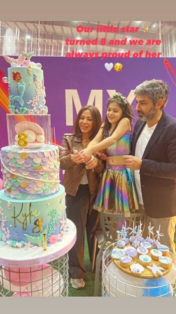 شاهد .. رولا بقسماتي تحتفل بعيد إبنتها كايلي بحضور طليقها.. وأجواء من الفرح