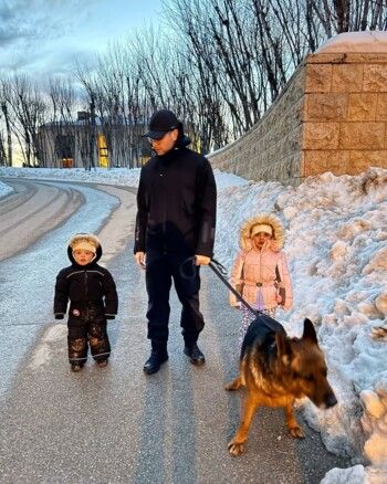 شاهد .. بالصور- إيلي صعب جونيور يستمتع بوقته مع زوجته كريستينا و اولادهما على الثلج