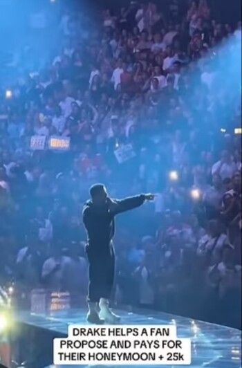 شاهد .. بعد طلب يدها للزواج خلال حفله .. دريك يفاجأ أحد الحاضرين بهذه الهدية