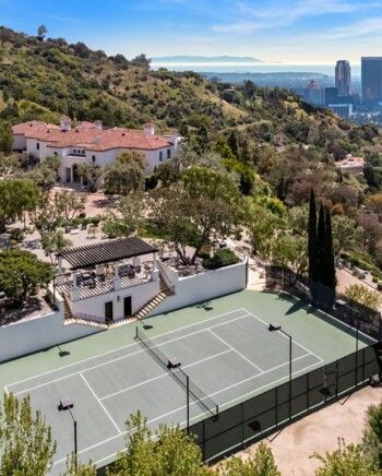 شاهد .. فيه أفخم وسائل الرفاهية.. قصر دريك في لوس أنجلوس معروض للبيع بمبلغ ضخم