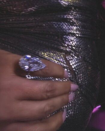 شاهد .. بالفضي اللامع.. كيم كارداشيان تستعرض رشاقتها بفستان ضيق خيالي من توقيع Balenciaga