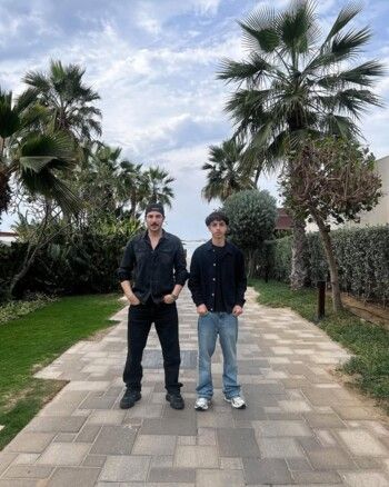 شاهد .. باسل خياط يطل برفقة نجله الشاب.. ووسامة الأخير تلفت الأنظار