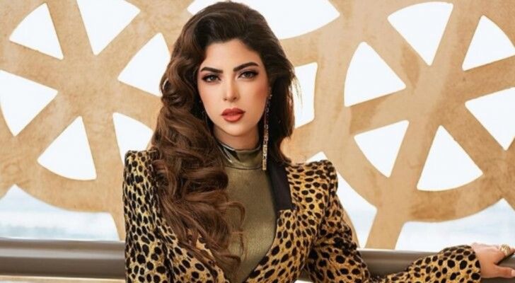 شاهد .. بالصور- ميرنا جميل تبرز أنوتها بفستان زهري لامع