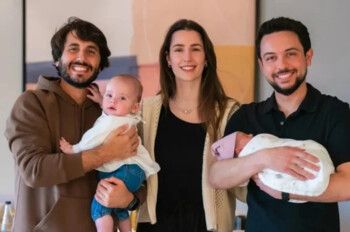 شاهد .. الأميرة رجوة تلفت الأنظار في زيارة عائلية.. وقلادتها الرومانسية تسـ ـرق الأضواء!