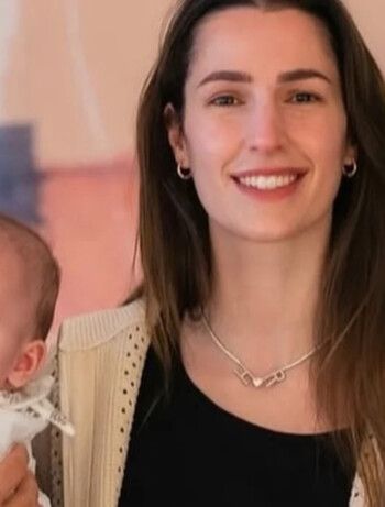 شاهد .. الأميرة رجوة تلفت الأنظار في زيارة عائلية.. وقلادتها الرومانسية تسـ ـرق الأضواء!