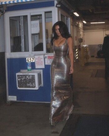 شاهد .. بالفضي اللامع.. كيم كارداشيان تستعرض رشاقتها بفستان ضيق خيالي من توقيع Balenciaga