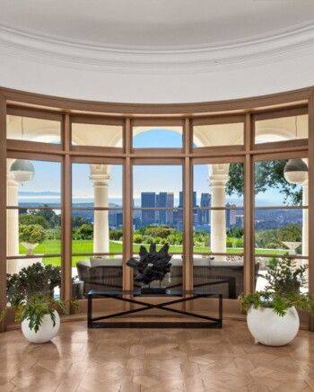 شاهد .. فيه أفخم وسائل الرفاهية.. قصر دريك في لوس أنجلوس معروض للبيع بمبلغ ضخم