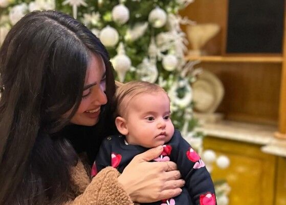 شاهد .. جيسيكا عازار تعود إلى لبنان.. وزينة إستقبال إبنتها شاها تخطف الأنظار