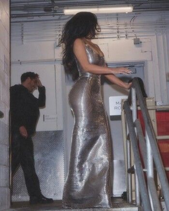 شاهد .. بالفضي اللامع.. كيم كارداشيان تستعرض رشاقتها بفستان ضيق خيالي من توقيع Balenciaga