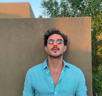 شاهد .. باسل خياط يطل برفقة نجله الشاب.. ووسامة الأخير تلفت الأنظار