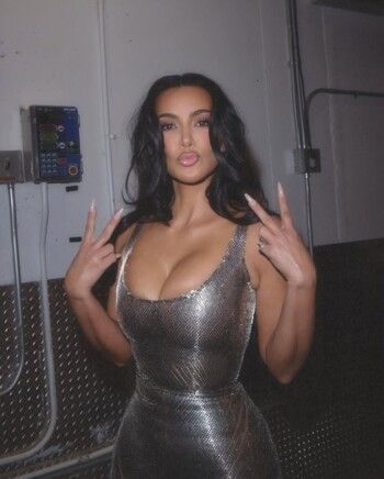 شاهد .. بالفضي اللامع.. كيم كارداشيان تستعرض رشاقتها بفستان ضيق خيالي من توقيع Balenciaga