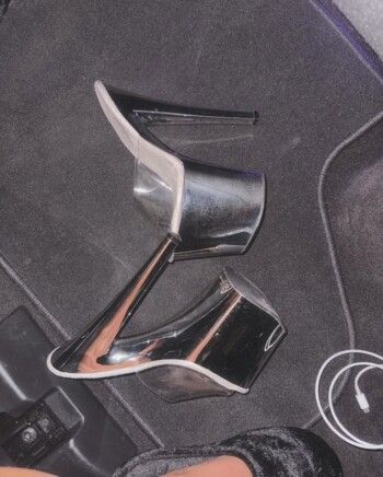 شاهد .. بالفضي اللامع.. كيم كارداشيان تستعرض رشاقتها بفستان ضيق خيالي من توقيع Balenciaga