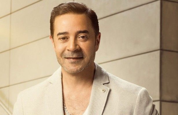 شاهد .. مدحت صالح ينتهي من تسجيل أغنية تتر مسلسل "شهادة معاملة أطفال"