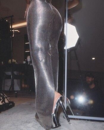 شاهد .. بالفضي اللامع.. كيم كارداشيان تستعرض رشاقتها بفستان ضيق خيالي من توقيع Balenciaga