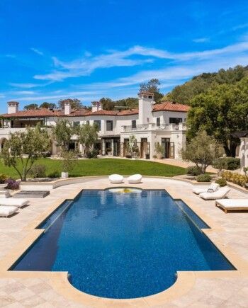 شاهد .. فيه أفخم وسائل الرفاهية.. قصر دريك في لوس أنجلوس معروض للبيع بمبلغ ضخم