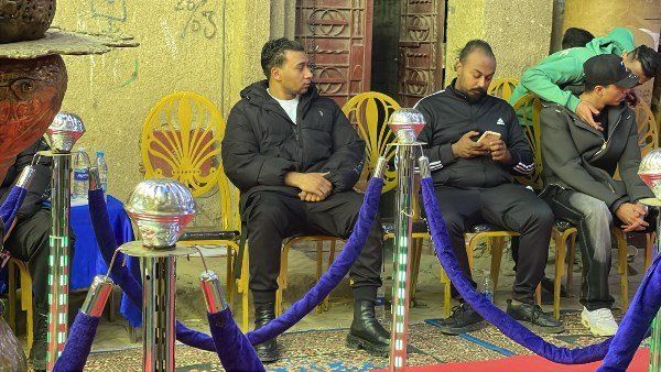 بالفيديو.. بدء عزاء والد مطرب المهرجانات أورتيجا أمام منزله بعزبة النخل