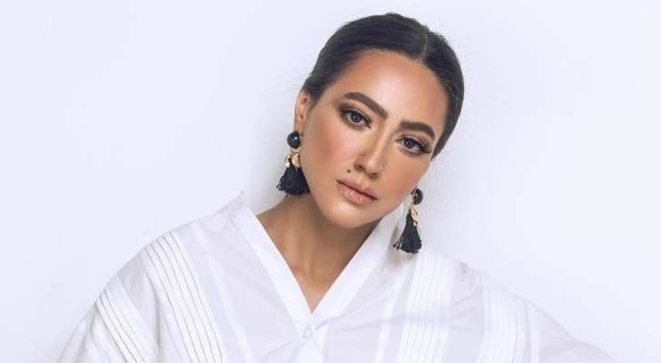 شاهد .. هذا ما طلبته هند عبد الحليم من الجمهور قبيل عملية والدها الجراحية