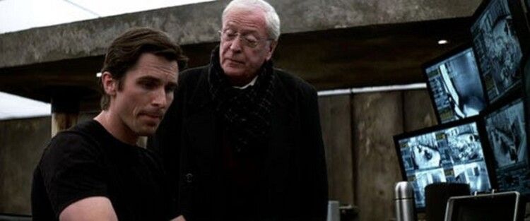 شاهد .. ألفريد مساعد باتمان لم يكن كما إعتدنا عليه..وهذا هو أساس الشخصية